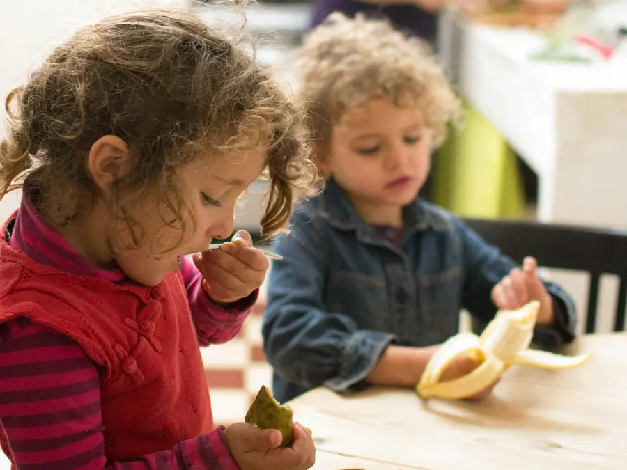 Zwei Kinder beim Essen am Tisch